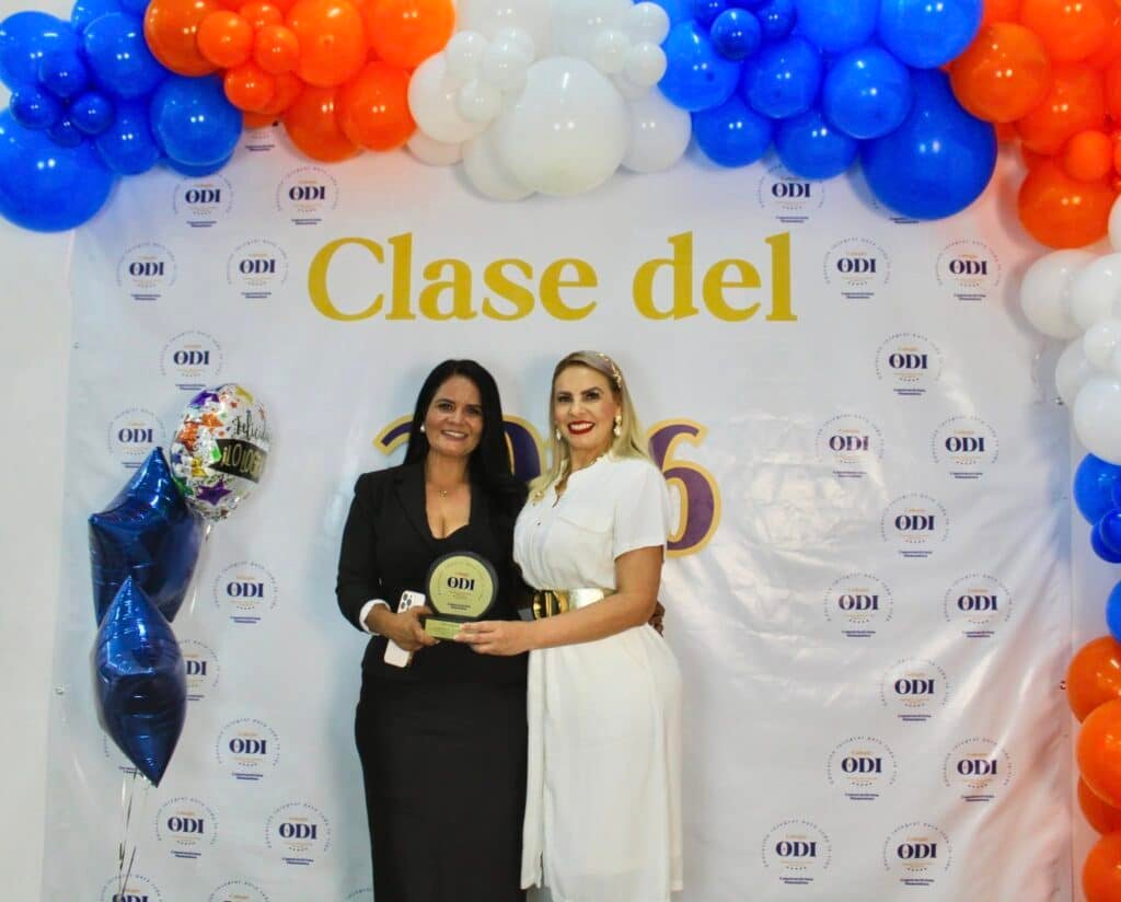 Maestra Verónica Cabanillas recibe reconocimiento por cinco años de labor docente
